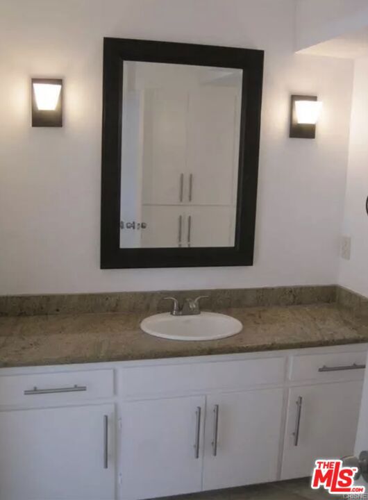 524 E Hazel Street, Inglewood CA: https://media.crmls.org/mediaz/a578efaa-f629-4e0b-8659-fa18e46218d9.jpg