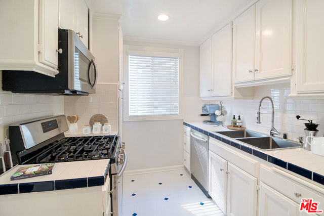 930 S Bedford Street, Los Angeles CA: https://media.crmls.org/mediaz/a57947cc-ab14-4b3d-b0f5-d86c36fee488.jpg