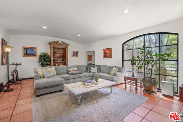 6119 Del Valle Drive, Los Angeles CA: https://media.crmls.org/mediaz/a579db18-7e7b-4518-85d8-4f0ad64aac49.jpg