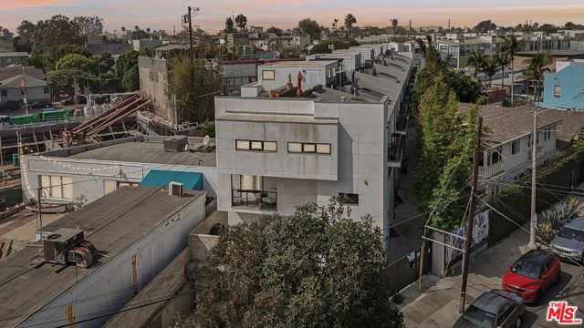 815 Hampton Drive, Venice CA: https://media.crmls.org/mediaz/a57aa17b-28d1-4919-9cf6-df9d1631d7c3.jpg