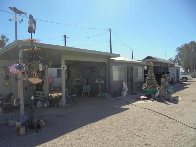 5682 Colorado River Road, Blythe CA: https://media.crmls.org/mediaz/a57adc21-8a76-4fc1-8b40-f6f7555ad484.jpg