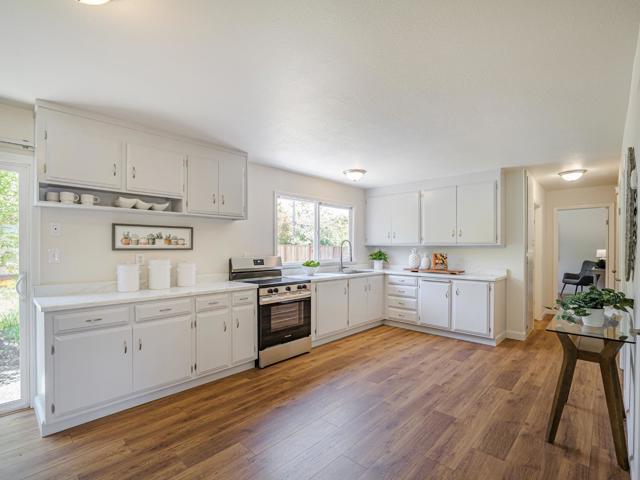 917 Sir Francis Avenue, Capitola CA: https://media.crmls.org/mediaz/a57b94f8-f4b7-4dcc-8969-4d568eb4e479.jpg
