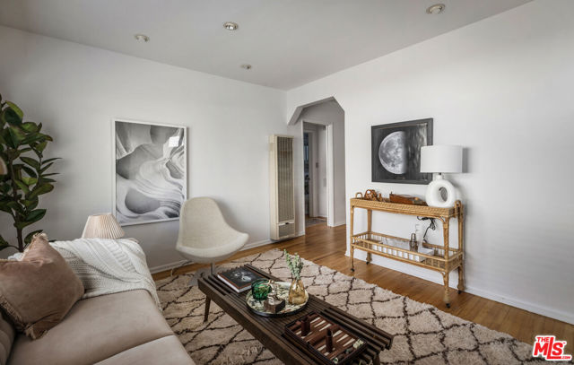 122 Thornton Place, Venice CA: https://media.crmls.org/mediaz/a57c3d39-66e2-4077-905d-8d26f906b5f6.jpg