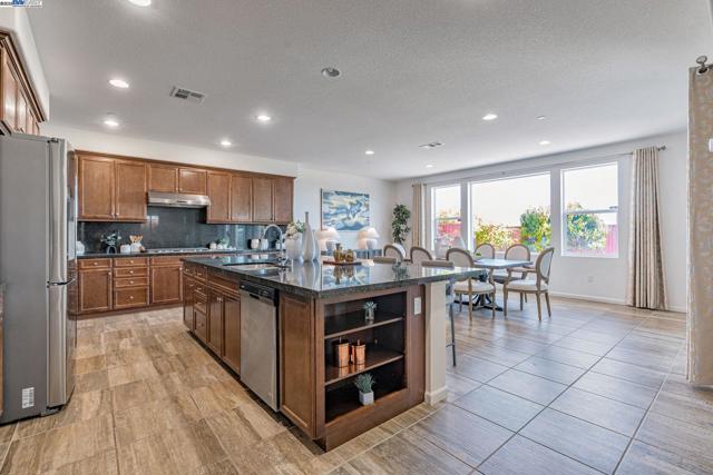 4005 Sarasta Bay Dr, Pittsburg CA: https://media.crmls.org/mediaz/a57ca742-7f86-4807-930f-20b78f00b5b1.jpg