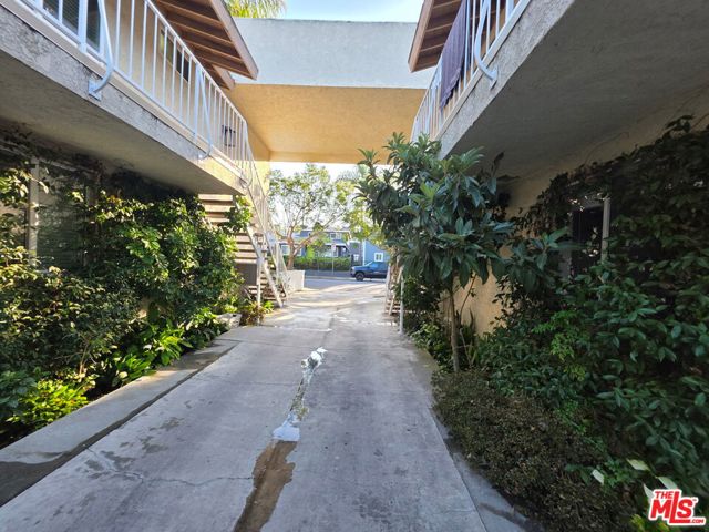 1029 Pleasantview Avenue, Venice CA: https://media.crmls.org/mediaz/a57df4ed-cdad-466d-89c5-c1f700af8792.jpg