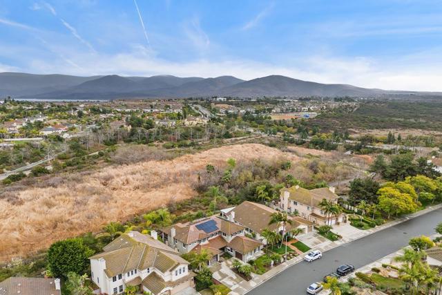 1387 S Creekside Dr, Chula Vista CA: https://media.crmls.org/mediaz/a57e1eae-c642-4c25-8007-b3c9f2830019.jpg