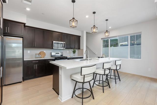 Detail Gallery Image 10 of 40 For 1505 Wingwood Ln, Vista,  CA 92083 - 3 Beds | 2/1 Baths