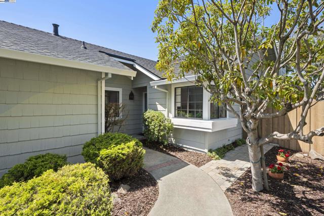 3525 Mcsherry Way, Alameda CA: https://media.crmls.org/mediaz/a5815b7e-0853-4a16-8764-515978267ffc.jpg