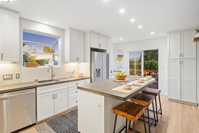 1509 Francis St, Albany CA: https://media.crmls.org/mediaz/a582b8d1-fffd-4e8f-8f7b-c86ceaae447e.jpg