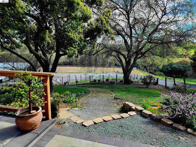 10700 Foothill Rd, Sunol CA: https://media.crmls.org/mediaz/a582e535-b96b-45c8-bd1e-b921a5672d1c.jpg