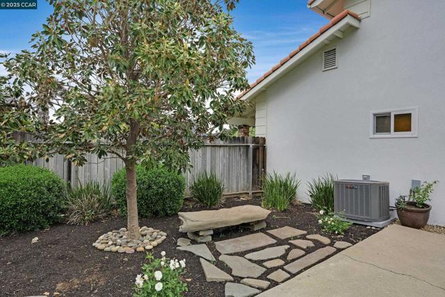 2043 Gill Port Ln, Walnut Creek CA: https://media.crmls.org/mediaz/a5857cc9-d64b-434b-afb1-1ce430748c40.jpg