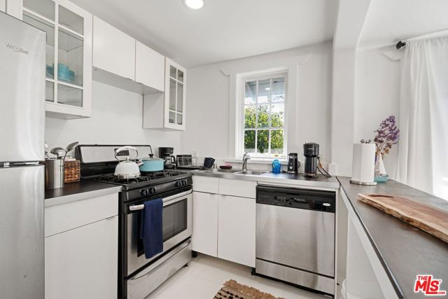 2165 Valentine Street, Los Angeles CA: https://media.crmls.org/mediaz/a58680be-349e-44c4-b242-6ea844eea37e.jpg