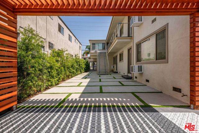 1553 S Saltair Avenue, Los Angeles CA: https://media.crmls.org/mediaz/a588408d-402b-4d5c-96d9-3f34c886b41d.jpg