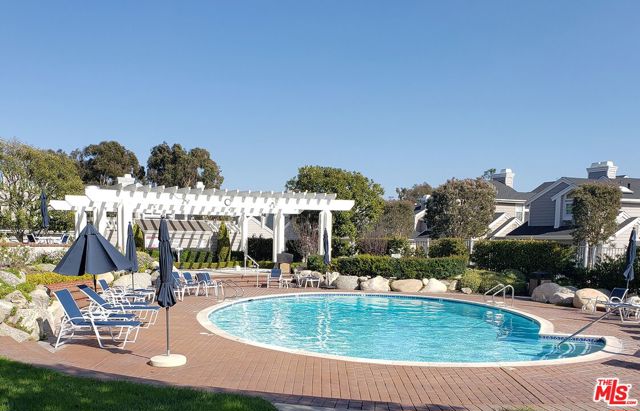 13082 Mindanao Way, Marina del Rey CA: https://media.crmls.org/mediaz/a588e029-3568-46dd-962d-4340b653553e.jpg