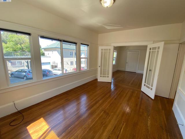 2004 Park Blvd, Oakland CA: https://media.crmls.org/mediaz/a5892724-918e-4834-907c-1ede2d9db1de.jpg