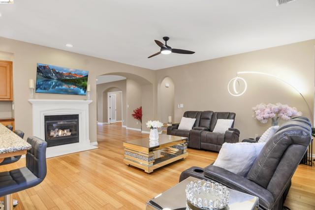 342 Desert Forest Ct, Rio Vista CA: https://media.crmls.org/mediaz/a5893611-8951-4f0b-872e-81b0d4215b97.jpg