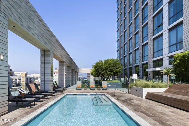 400 S Broadway, Los Angeles CA: https://media.crmls.org/mediaz/a5895d50-a605-4ae9-8d74-45c47576a8bf.jpg