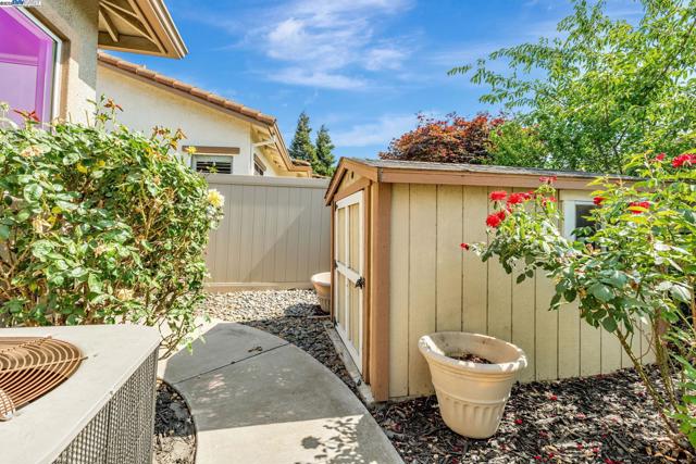2453 Gardenstone Pl, Manteca CA: https://media.crmls.org/mediaz/a589d929-40b4-4add-bb1e-c79c8e8f8d5b.jpg