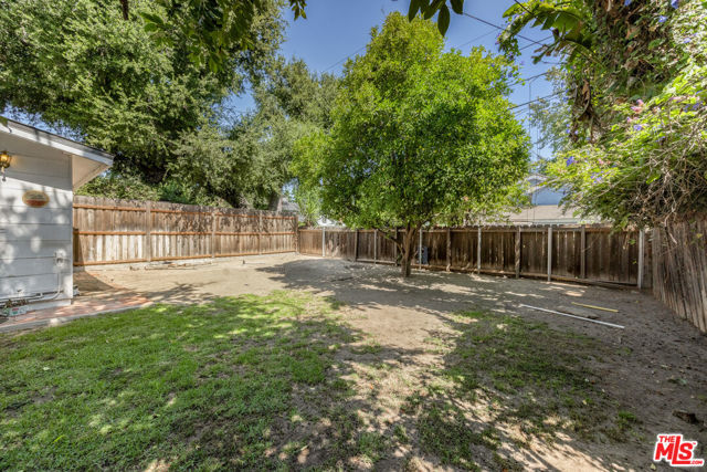 22027 Viscanio Road, Woodland Hills CA: https://media.crmls.org/mediaz/a58a4593-70ca-4c4e-8f76-1ece25d88840.jpg
