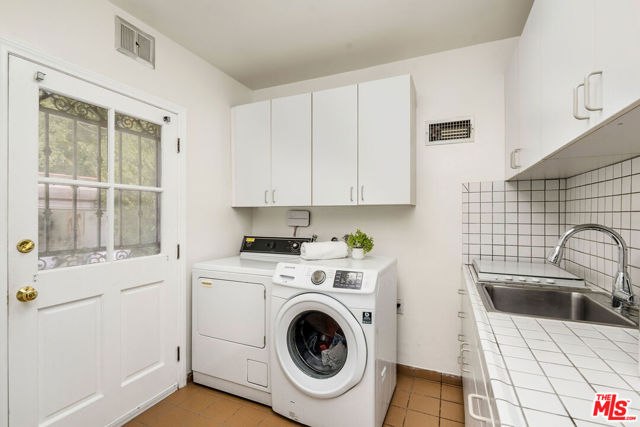119 S Highland Avenue, Los Angeles CA: https://media.crmls.org/mediaz/a58b31bd-66e5-4919-9d8d-26867663aa14.jpg
