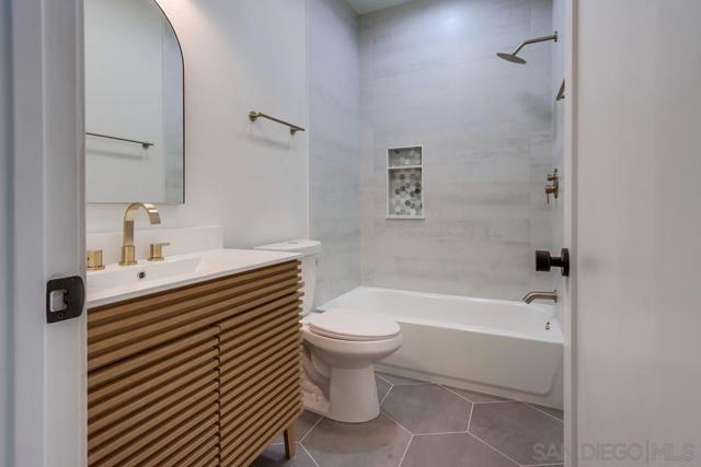 2482 San Clemente Ave, Vista CA: https://media.crmls.org/mediaz/a58b5257-f991-4264-8118-a0fccafb0d2d.jpg