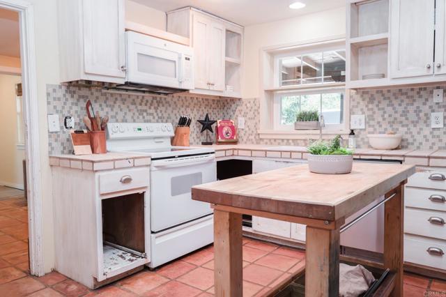 Detail Gallery Image 4 of 26 For 13965 Woods Valley Road, Valley Center,  CA 92082 - 3 Beds | 2 Baths