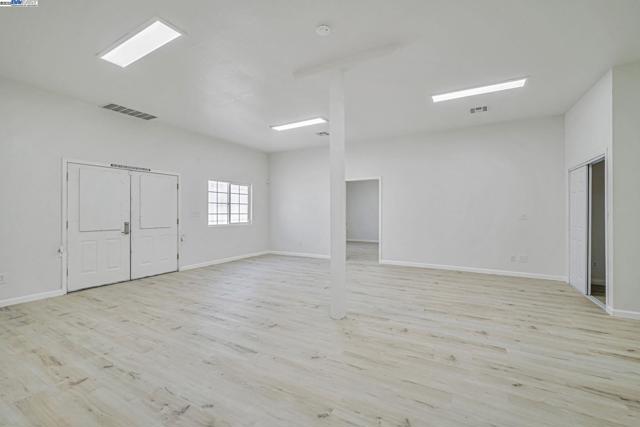 3920 Gravenstein Hwy, Sebastopol CA: https://media.crmls.org/mediaz/a58bd260-d64a-48ff-9b23-cc87638ab10d.jpg