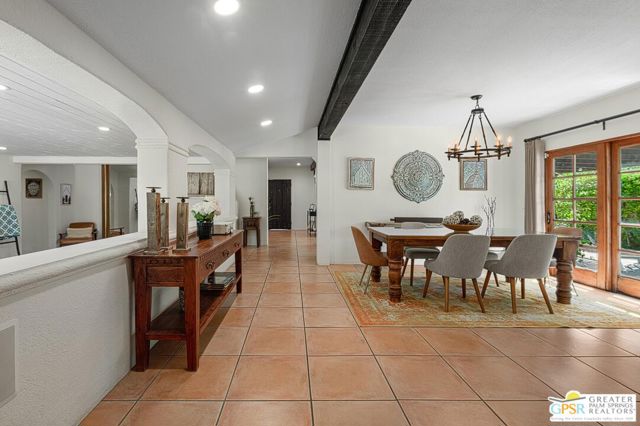 284 E Ocotillo Avenue, Palm Springs CA: https://media.crmls.org/mediaz/a58bf5af-ae47-4444-b782-348f9ce3a536.jpg