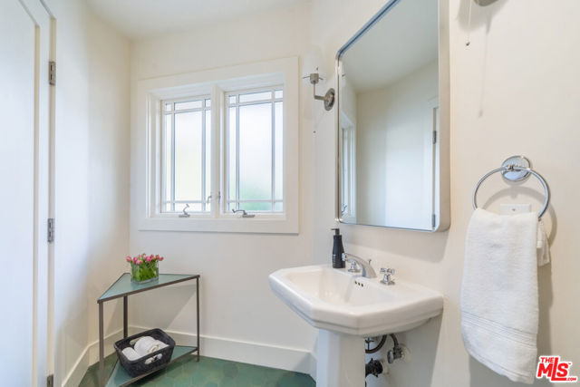 10148 Angelo Circle, Beverly Hills CA: https://media.crmls.org/mediaz/a58c1277-94c1-407d-bf73-0ad8127d054b.jpg