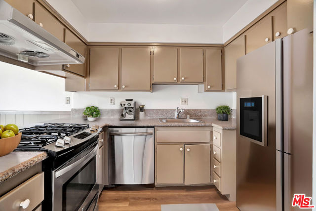 10065 De Soto Avenue, Chatsworth CA: https://media.crmls.org/mediaz/a58cd207-ad16-418a-8785-e8e6adb21c9b.jpg
