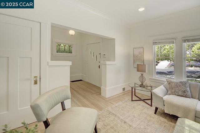 1039 Elsinore, Oakland CA: https://media.crmls.org/mediaz/a58ce244-9ecd-4ec8-9c80-c3b708021665.jpg