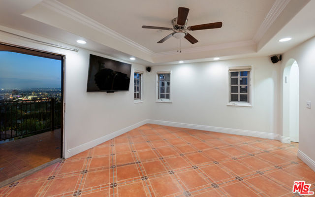 6420 Quebec Drive, Los Angeles CA: https://media.crmls.org/mediaz/a58d1898-c2d0-4773-874e-5332a9bad42f.jpg