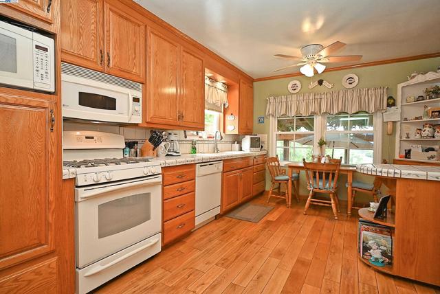 1380 E Juana Ave, San Leandro CA: https://media.crmls.org/mediaz/a58d9074-22dd-4abd-b4ac-f892894ee7dc.jpg