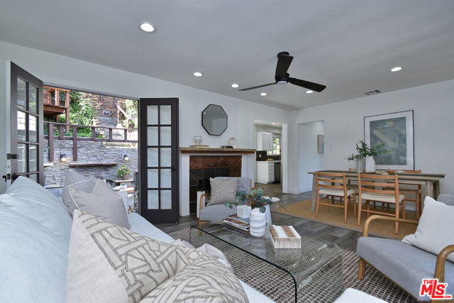 15200 Del Gado Drive, Sherman Oaks CA: https://media.crmls.org/mediaz/a58e4e03-e78c-42e6-a439-203b31e0802b.jpg