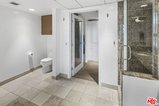 13700 Marina Pointe Drive, Marina del Rey CA: https://media.crmls.org/mediaz/a58e79ef-f836-41c4-a2c0-d445d884e89a.jpg