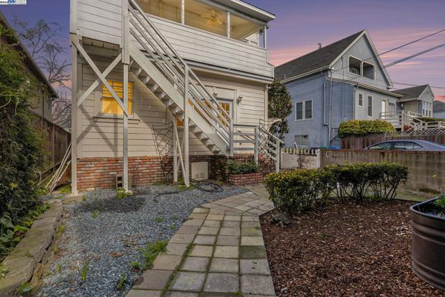 2120 Encinal Ave, Alameda CA: https://media.crmls.org/mediaz/a58f9033-108b-4584-b830-c1941dfd4619.jpg