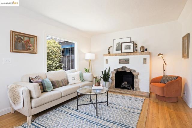 3742 Loma Vista AVE, Oakland CA: https://media.crmls.org/mediaz/a590f43b-4123-4ac5-8767-0b662f686aee.jpg