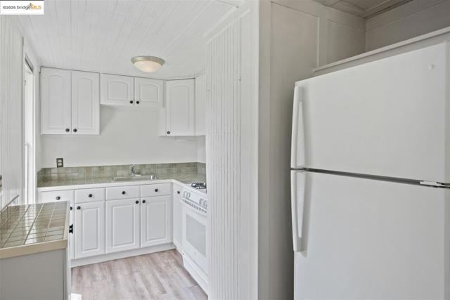 1406 Kains Ave, Berkeley CA: https://media.crmls.org/mediaz/a591f5a4-8f95-4e6f-bb88-dfde8e3100bc.jpg