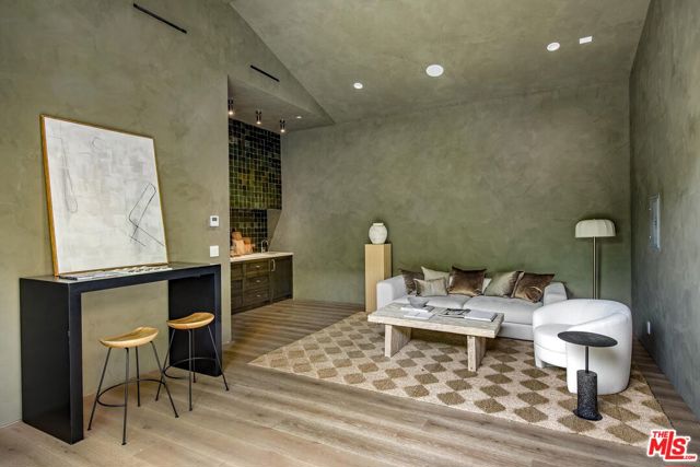 4209 Vantage Avenue, Studio City CA: https://media.crmls.org/mediaz/a592f784-edba-4c1f-9687-1ac6b547e7b8.jpg