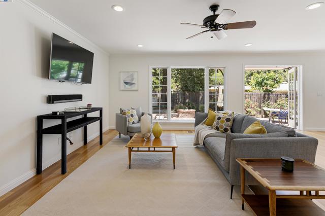 3252 Woodview Dr, Lafayette CA: https://media.crmls.org/mediaz/a593bebb-12cf-4c1c-bc5a-e5f18d0be4e0.jpg