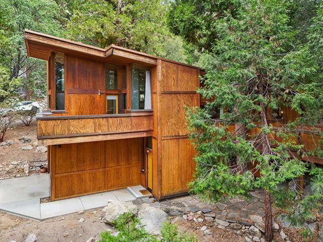 55491 Howland, Idyllwild CA: https://media.crmls.org/mediaz/a596106d-fddb-43ec-88bb-fbd09fadaa65.jpg