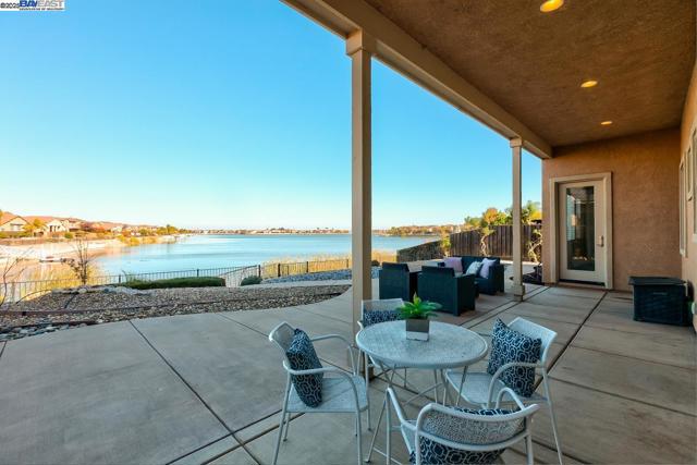 1440 Riva Trigoso Dr, Manteca CA: https://media.crmls.org/mediaz/a5964c22-925e-4fd8-9e0b-b553af0c3ba4.jpg