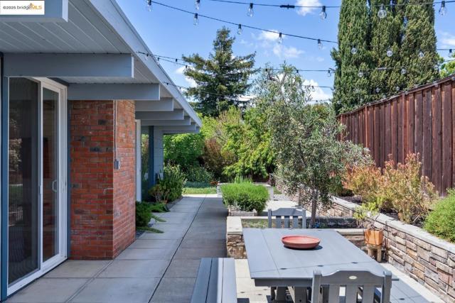 4003 Santa Fe CT, Concord CA: https://media.crmls.org/mediaz/a59698e3-741b-4a08-9297-dc2b7656fa62.jpg