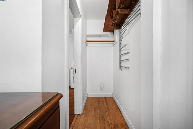 3908 Archmont Pl, Oakland CA: https://media.crmls.org/mediaz/a596bf20-b0c4-490a-a4bb-cccc2920e6dd.jpg