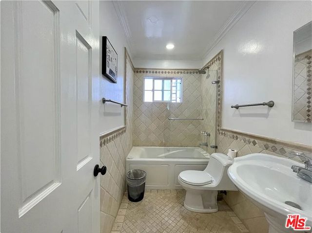 1111 11th Street, Santa Monica CA: https://media.crmls.org/mediaz/a5973b02-b7f9-461f-b861-514a81b7225f.jpg
