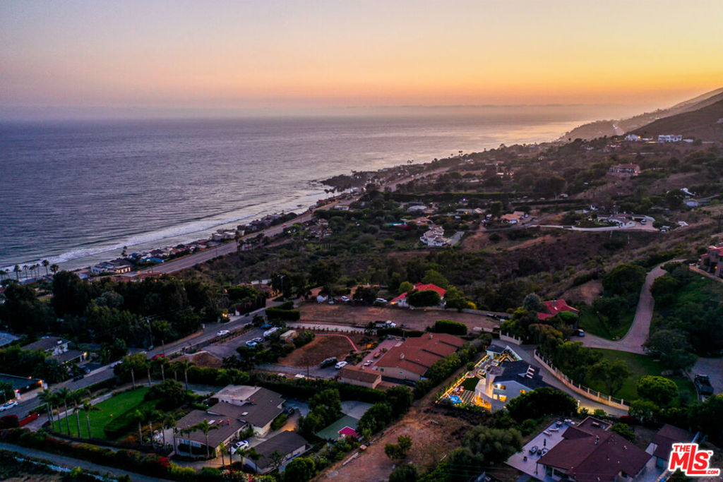 https://media.crmls.org/mediaz/a5978179-9765-4aa6-a467-3b98420ddec0.jpg?preset=X-Large