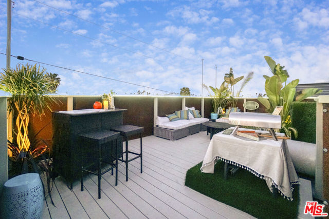 657 Mildred Avenue, Venice CA: https://media.crmls.org/mediaz/a598921e-9b2d-4d9d-b300-4f3f0d64facd.jpg