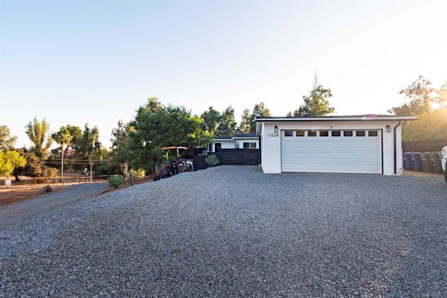 11534 Manzanita Rd, Lakeside CA: https://media.crmls.org/mediaz/a598e853-a11e-4fee-b55f-184d9184b03e.jpg