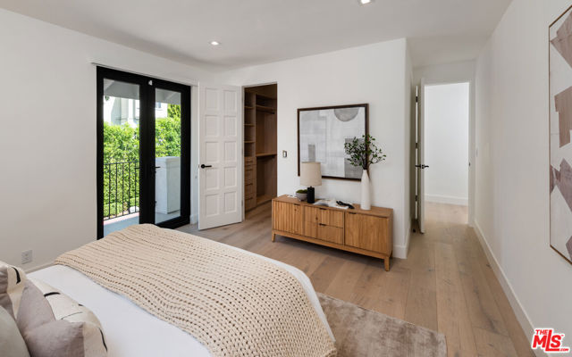 9714 Oak Pass Road, Beverly Hills CA: https://media.crmls.org/mediaz/a5993bc6-de01-4425-9a79-964bbfefb138.jpg