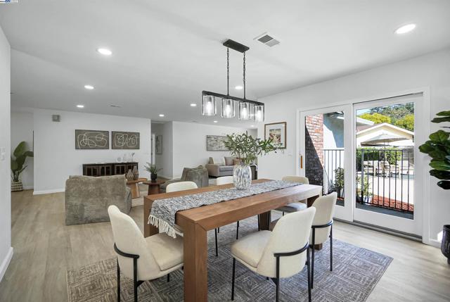 1662 Dorchester Pl, Concord CA: https://media.crmls.org/mediaz/a59acf3f-4cd6-4165-b5a4-fddd97610d16.jpg